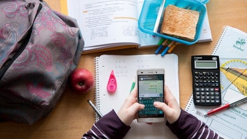 An den Schulen in Rheinland-Pfalz gibt es kein generelles Handyverbot. Schüler und Lehrer entwickeln selbst Regeln für den Umgang damit (Symbolbild).