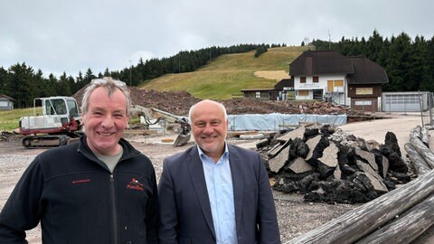 Markus Huber (li) von der Waldgenossenschaft Seebach und Seebachs Bürgermeister Reinhard Schmälzle vor der Baugrube