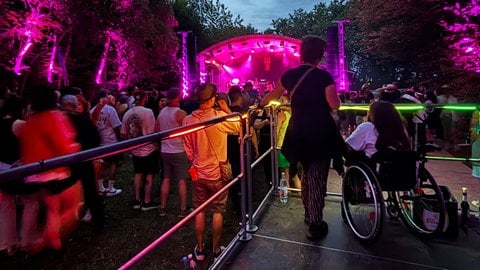 Die Tribüne für Rollstuhlfahrer auf dem Pferdefestival
