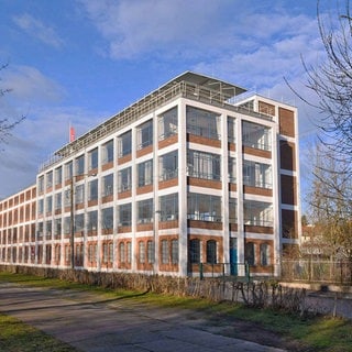 Das ehemalige Feuerlöschgerätewerk der Total KG in Apolda (Thüringen) wurde als Textilfabrik gebaut. Egon Eiermann hat das Gebaüde zum Feuerlöschgerätewerk erweitert (1938-39) Die DDR stellte den Eiermannbau 1980 unter Denkmalschutz. Archivfoto.