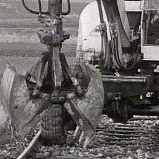 Bagger reißt Schienen raus
