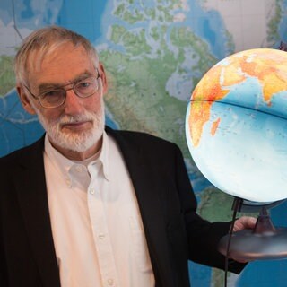 Dennis Meadows 2015 in Hamburg: Wissenschaftler um Dennis Meadows hatten mit den Computern des MIT in den USA erstmals globale Simulationen über das Jahr 2050 hinaus erstellt: Bevölkerungsexplosion, Rohstoffmangel, Umweltverschmutzung, Niedergang der Weltwirtschaft – es waren düstere Szenarien, die der Club of Rome am 2. März 1972 veröffentlichte. 