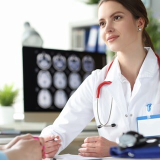 Fachärztin im Patientengespräch