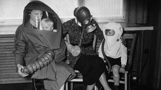 Gasmasken für Mutter und Kind 1939