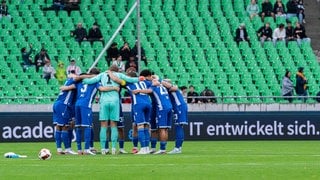 Die KSC-Mannschaft im Spielerkreis