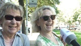 zwei ältere Damen stehen in Mainz auf der Straße