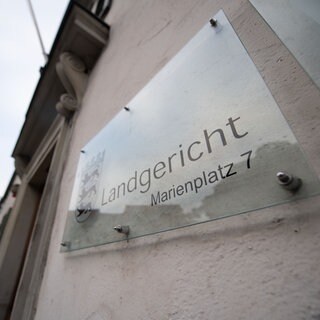 Ein Schild am Gebäude des Landgerichts Ravensburg.