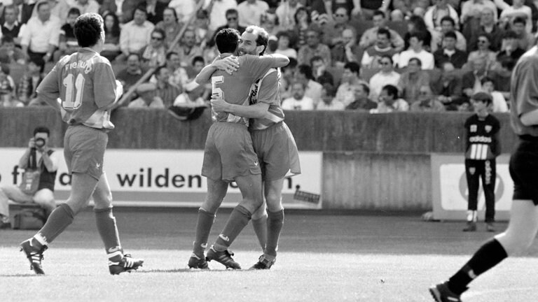23.04.1994 - 32. Spieltag. Wer jetzt gedacht hatte, der VfB wurde im Rückspiel mit allen Mittel versuchen die Scharte auszuwetzen, sah sich getäuscht. Der SC Freiburg siegte auch in Stuttgart. Und das deutlich mit 4:0. Je zwei Treffer steuerten zu diesem Coup Rodolfo Cardoso und Ralf Kohl (Spitzname "Kanzler) bei. Nach 34. Spieltagen belegte der VfB den 7. Platz. Der SC rettete sich als Neuling, dank des besseren Torverhältnisses gegenüber dem 1. FC Nürnberg, noch auf Rang 15.