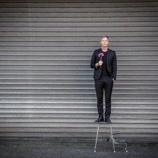 Jess Jochimsen, Kabarettist, vor einer Wand
