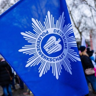 Flagge der DPolG bei einer Kundgebung am 10.2.2026 in Saarbrücken: Gewerkschaften, auch die der Polizei, setzen sich für bessere Arbeitsbedingungen ein. Vor allem die DPolG will laut Analyse des SWR Data Lab aber auch die Sicherheitspolitik beeinflussen.