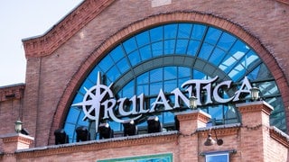 Das Logo "Rulantica" an einem Gebäude.