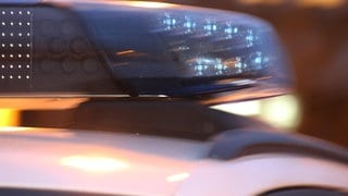 Symbolbild Blaulicht: Die Polizei in Ludwigshafen sucht nach zwei Raubüberfällen auf Passanten am Freitag und Samstag noch die Täter.