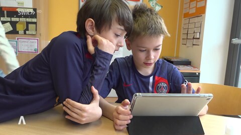 Zwei Kinder an einem Tablet