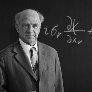 Werner Heisenberg (1901 - 1976) vor einer Tafel mit physikalischer Gleichung: Die Entdeckung zur Unschärferelation machte ihn zu einem der jüngsten Physik-Nobelpreisträger. Für die Nazis entwarf er Pläne für eine Atombombe. Seine Karriere irritiert.