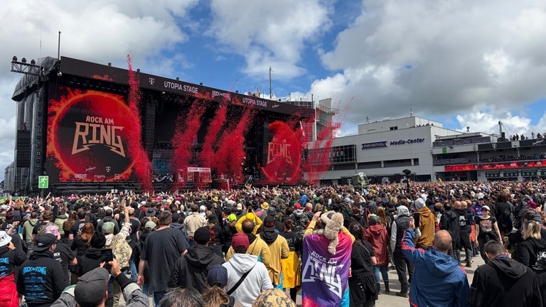 Rock am Ring 2026 wird eröffnet - Fans warten vor der Bühen auf den ersten Act