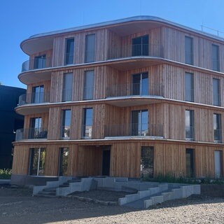 Das Wohnhaus "Wolke 2" wurde in Massivholzbauweise gebaut. Es besteht aus 27 Wohneinheiten.