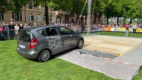 Die mutmaßlich größte Bibelseite der Welt wurde am Samstag in Mainz gedruckt. Ein Auto ersetzte dabei die Presse.
