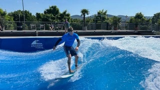 Surfcoach Liam surft auf der neuen stehenden Welle in Freiburg.