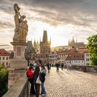 Tschechien: Blick von der Prager Karlsbrücke auf die Altstadt mit der Burg.
