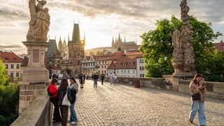 Tschechien: Blick von der Prager Karlsbrücke auf die Altstadt mit der Burg.