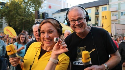 Steffi und Michael sehen bei der Stadtwette die verschiedensten Tassen. Dieses winzige Exemplar hat es Steffi angetan.