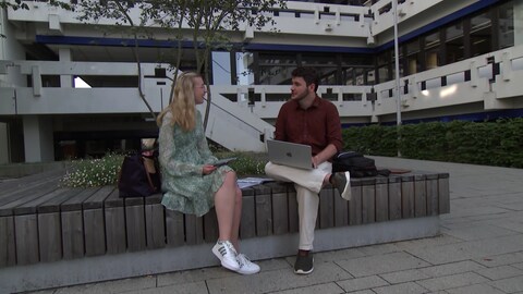 Zwei Studierende der Hochschule für öffentliche Verwaltung und Finanzen in Ludwigsburg