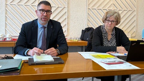 Bürgermeister Tobias Krammerbauer (parteilos) zusammen mit Ute Hasel vom Amt für Ordnung und Sicherheit