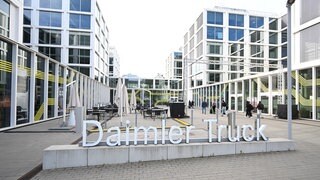 Das Logo von Daimler Truck vor der Zentrale des Unternehmens. Im ersten Quartal 2026 ist der Gewinn des Konzerns um 80 Prozent eingebrochen. Am Ausblick für das Gesamtjahr hält das Unternehmen fest.