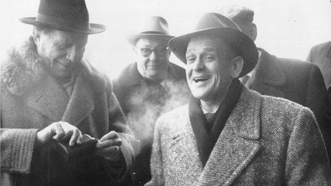 Bundestrainer Sepp Herberger und DFB-Präsident Peco Bauwens bei einem Spiel des 1. FC Köln gegen den FC Schalke 04 in der Oberliga West im Juni 1950.
