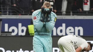 Robin Zentner kann nicht fassen, dass Mainz 05 trotz des Abwehrriegels bei Eintracht Frankfrut erneut mit leeren Händen dasteht.
