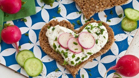 Nicht nur schön, sondern auch gesund: Brot gehört zu einer gesunden Ernährung dazu, sagt Doc Fischer. Es sollte allerdings aus Vollkorn bestehen und der Belag muss stimmen, beispielsweise magerer Quark, Kräutern und Radieschen.