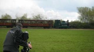 Dort, wo man am wenigsten eine Museumsbahn erwarten würde, nämlich auf einem Damm