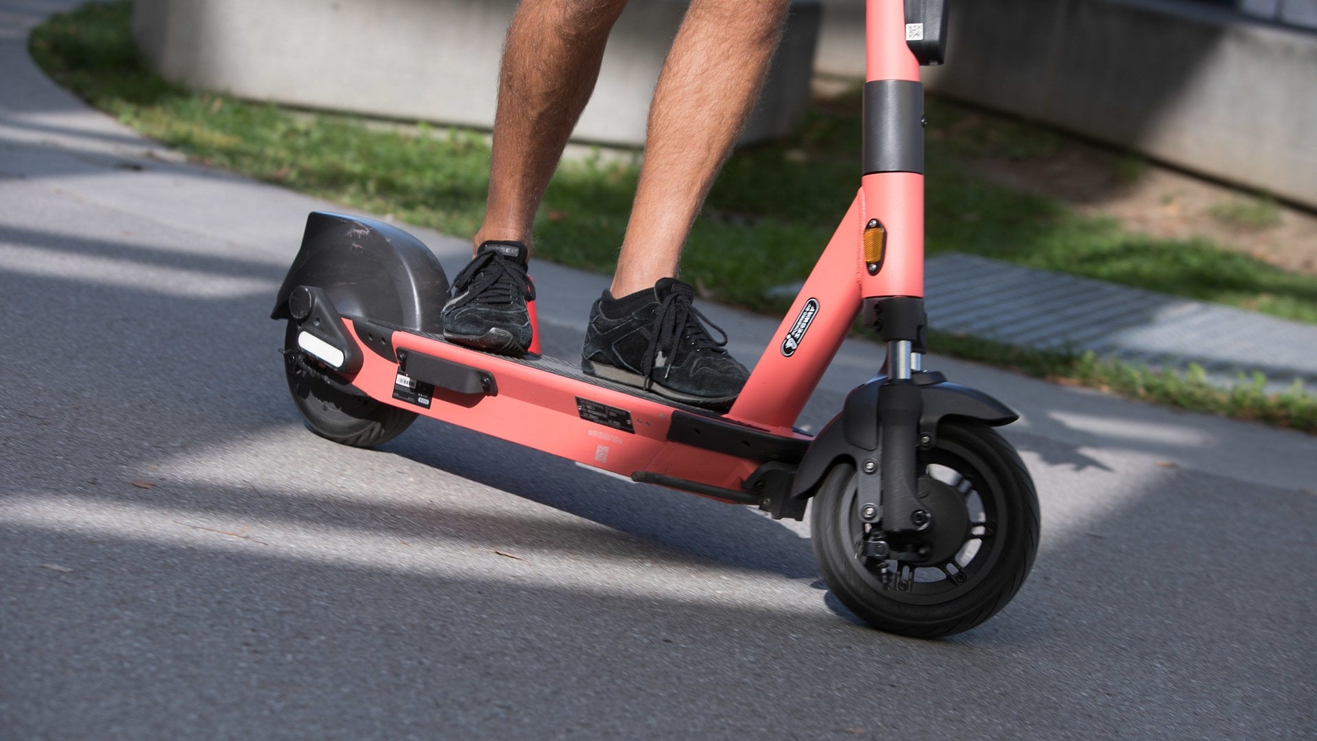 Schwerer E-Scooter-Unfall mit 12-jährigem Jungen und Auto