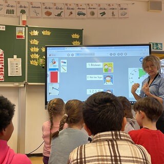 Lehrerin Simone Kühn steht vor ihrer 1. Klasse im Klassenraum in der Grundschule "Am Lemmchen" in Mainz-Mombach.