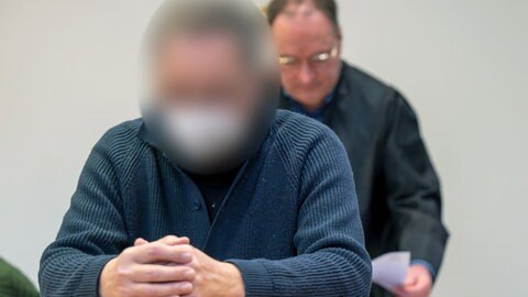 Der katholische Priester im Gerichtssaal des Landgericht in München auf der Anklagebank vor seinem Anwalt. Der Mann soll 2005 zwei betrunkene Jugendliche nach der Wiesn missbraucht haben.
