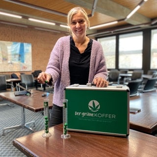 Prävention an Schulen vor dem Konsum von Cannabis mithilfe des "Grünen Koffers": Cornelia Knapp, Suchtbeauftragte im Kreis Ludwigsburg, zeigt bei einer Fortbildung für Lehrer Lehr-Material für den Unterricht.