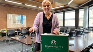 Prävention an Schulen vor dem Konsum von Cannabis mithilfe des "Grünen Koffers": Cornelia Knapp, Suchtbeauftragte im Kreis Ludwigsburg, zeigt bei einer Fortbildung für Lehrer Lehr-Material für den Unterricht.