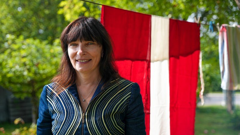 Die Flagge ihres Großvaters bewahrt Ginta Petra in einer Schmuckschatulle auf. 