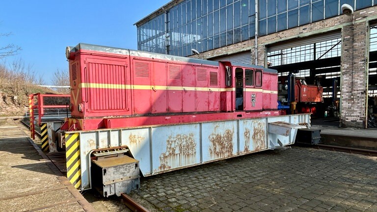 Lok Nr. 9 wird zur Probefahrt aus der Werkstatt gebracht.
