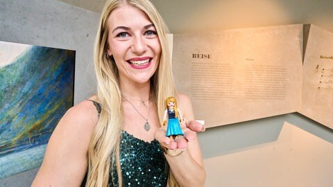 Die amtierende Loreley-Repräsentantin Selina Ostmann präsentiert die Loreley als neue Playmobil-Figur.