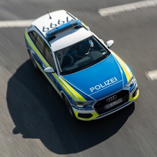 Polizeiauto von oben. In Bingen informierten Polizeibeamte eine Frau über den Erhalt einer Spenderleber.
