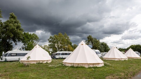 Dunkle Wolken über einem Campingplatz