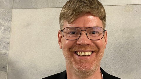 Ein Mann lächelt in die Kamera - Weils Kulturamtsleiter Peter Spörrer organisiert die ESC-Party in Weil am Rhein