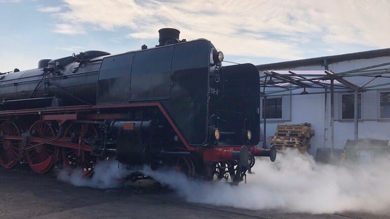 Industrie und Nostalgie: Eine besondere Dampflok verlässt das Gelände der Historischen Eisenbahn Frankfurt am Osthafen. 