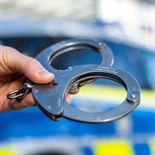 Die Polizei hat in Worms mehrere Mitglieder einer mutmaßlichen Bande festgenommen, die mit Kokain und Cannabis gedealt haben soll. (Symbolbild)