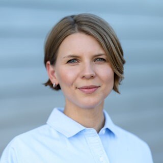 Johanna Roth, USA-Korrespondentin der ZEIT, schaut in die Kamera.