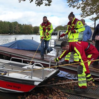 Mitglieder der DLRG lassen das erste vollelektrische Hochwasser-Rettungsboot Deutschlands zu Wasser.