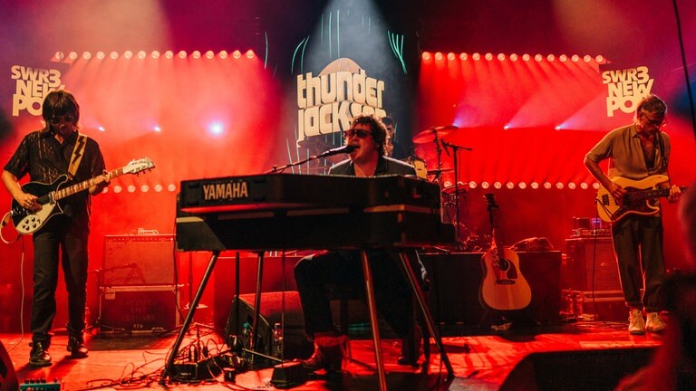 Thunder Jackson rockte das Theater in Baden-Baden beim „SWR3 New Pop Festival“ 2025. Sein Markenzeichen ist die rauchige Stimme.