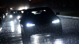 Autos fahren in der Innenstadt im Regen über eine Straße. Im Mai hatte die Polizei einen Mannheimer festgenommen, weil er in Dortmund ein Auto gestohlen haben soll. Der BMW war aber sein eigener.