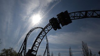 Eine Achterbahn im Freizeitpark Tripsdrill in Cleebronn: Am Dienstag ist ein Feuer im Keller in einem Restaurant ausgebrochen. Die Brandursache war ein technischer Defekt.